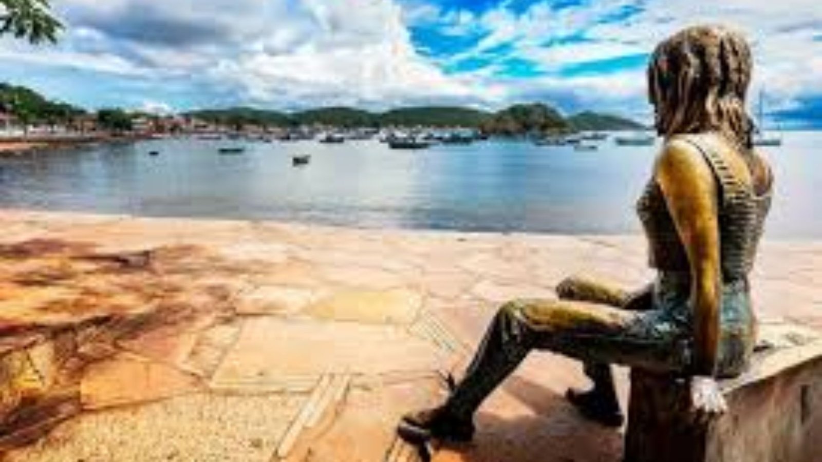 Descubra as belezas de Búzios em um inesquecível passeio de barco. Explore praias paradisíacas e aproveite momentos únicos!